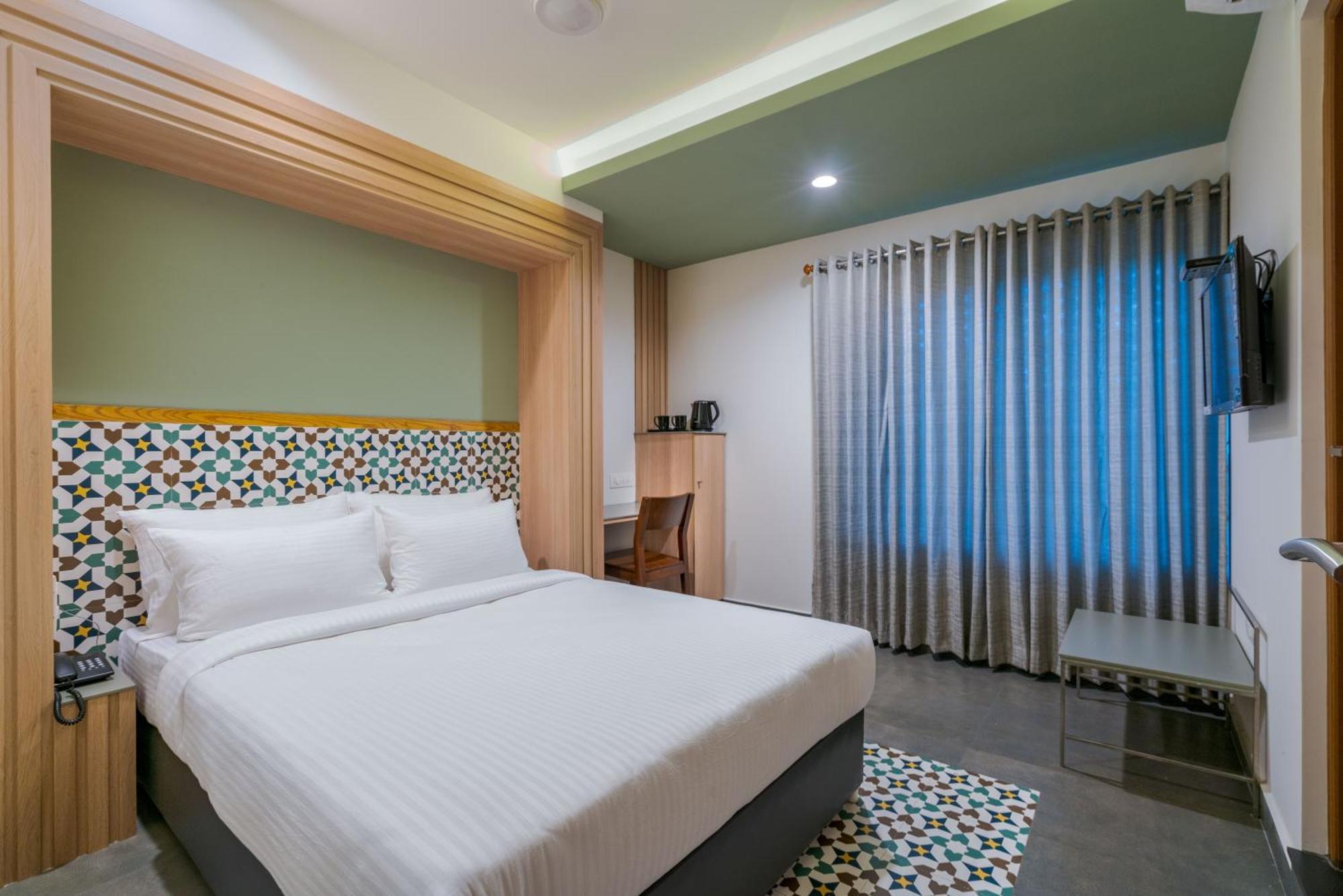 Hotel Aryaas Regent Kochi Exterior foto
