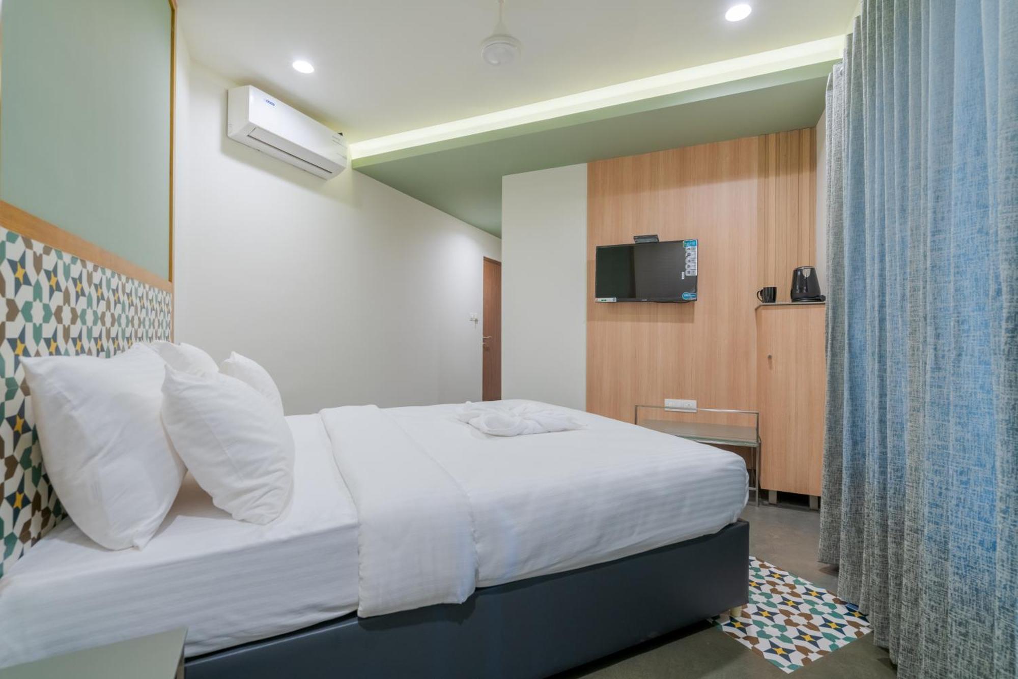 Hotel Aryaas Regent Kochi Exterior foto